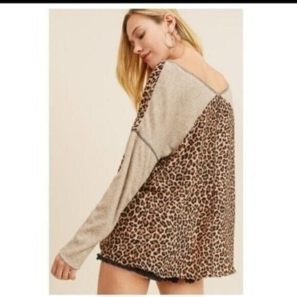 Leopard Print V-Neck Long Sleeve Top W/Beige Ribbed Contrast-NEW - Picture 2 of 8